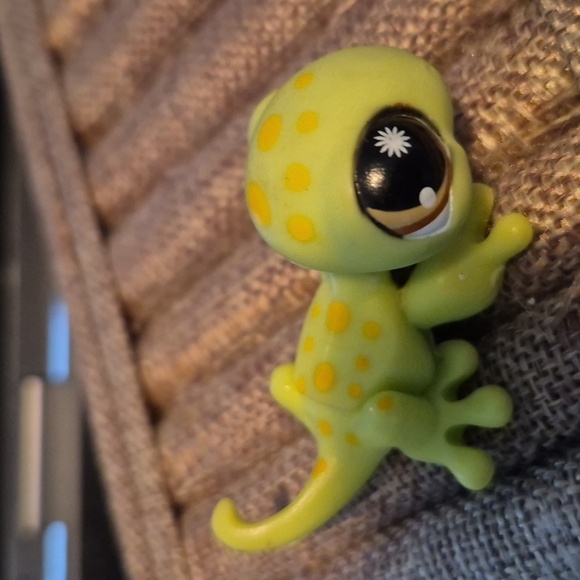 Authentic Littlest Pet Shop #947 Green spotted gecko - Picture 2 of 4
